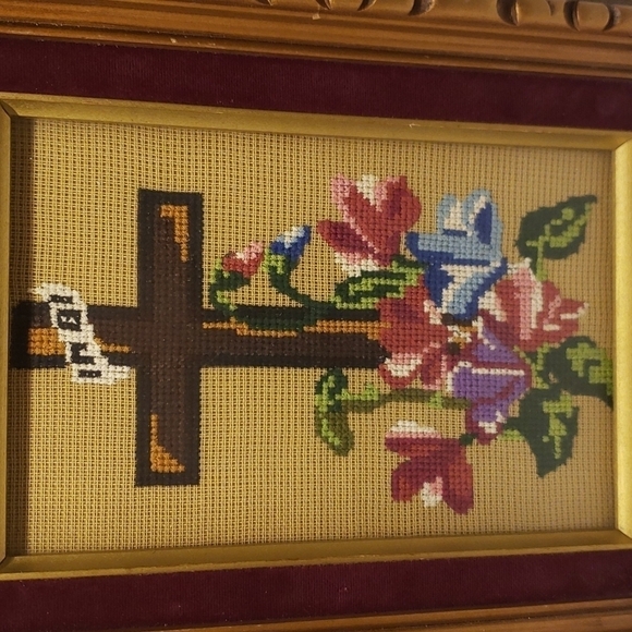 VINTAGE Handmade Framed Crucifix flowers croched hooked Frame Size 12" x 9.25" - Picture 3 of 6